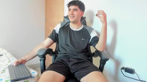 Snapshot of leo_jones389 chatting on January 20, 10:04 pm Leo Jones online show from January 20, 10:04 pm
