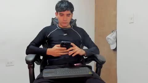 Snapshot of leo_jones389 chatting on February 17, 12:32 am Leo Jones online show from February 17, 12:32 am