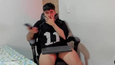 Snapshot of leo_jones389 chatting on December 16, 10:45 pm Leo Jones online show from December 16, 10:45 pm