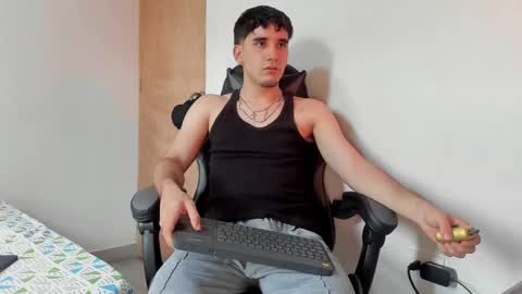 Snapshot of leo_jones389 chatting on December 23, 9:40 pm Leo Jones online show from December 23, 9:40 pm