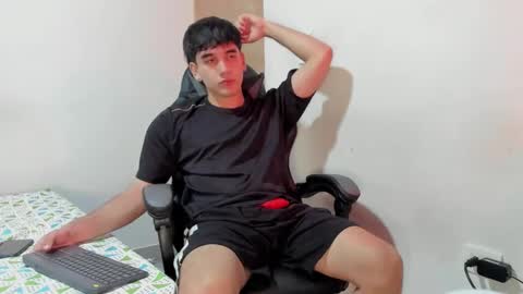 Snapshot of leo_jones389 chatting on December 5, 1:58 am Leo Jones online show from December 5, 1:58 am