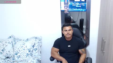Snapshot of leo_muscleboy chatting on October 7, 12:59 am Leo online show from October 7, 12:59 am