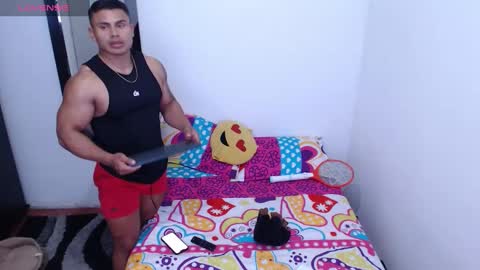 Snapshot of leo_muscleboy chatting on February 8, 1:11 am Leo online show from February 8, 1:11 am