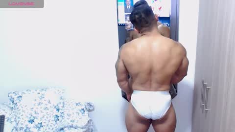 Snapshot of leo_muscleboy chatting on September 18, 11:51 pm Leo online show from September 18, 11:51 pm