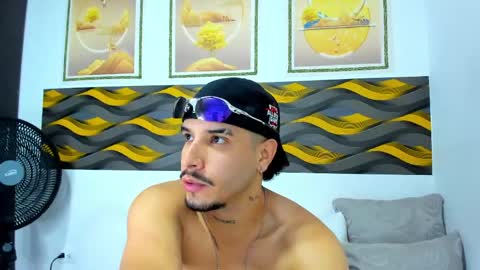 Leon online show from April 10, 8:05 pm