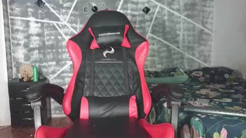 Snapshot of leonidas_k18 chatting on October 27, 2:58 am ANDRES online show from October 27, 2:58 am