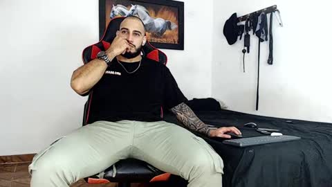 Snapshot of leonidas_k18 chatting on December 8, 4:25 am ANDRES online show from December 8, 4:25 am