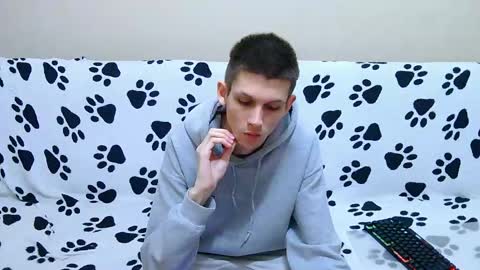 lester_broo online show from May 1, 11:18 pm