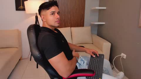 Snapshot of liam_colliins chatting on December 21, 11:33 am Liam Collins online show from December 21, 11:33 am