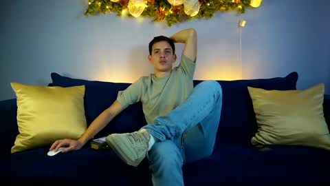 Snapshot of liam_enzho chatting on December 30, 10:55 pm Liam online show from December 30, 10:55 pm