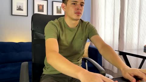 Snapshot of liam_enzho chatting on February 6, 3:31 pm Liam online show from February 6, 3:31 pm