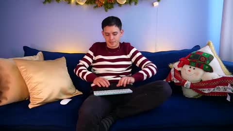 Snapshot of liam_enzho chatting on December 17, 6:42 pm Liam online show from December 17, 6:42 pm