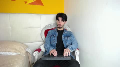Snapshot of liamluxe chatting on December 17, 1:05 pm LiamLuxe online show from December 17, 1:05 pm