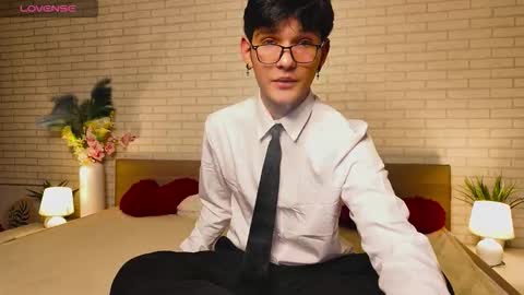 liamrivers online show from November 14, 2:29 pm