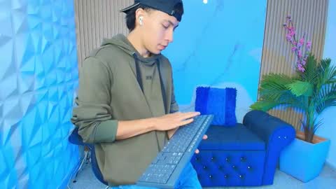 Snapshot of liamwoker chatting on September 13, 11:33 am Liam online show from September 13, 11:33 am