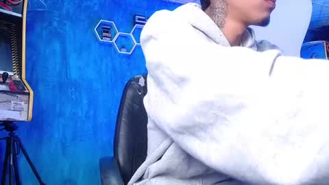 Snapshot of liiaam_lee_ chatting on December 28, 12:25 pm Daniel online show from December 28, 12:25 pm