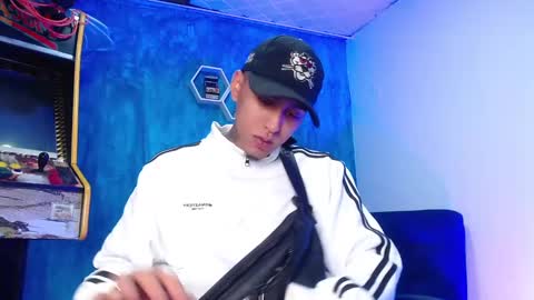 Snapshot of liiaam_lee_ chatting on February 4, 12:55 pm Daniel online show from February 4, 12:55 pm