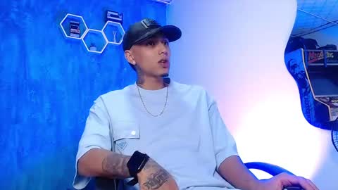Snapshot of liiaam_lee_ chatting on February 18, 1:00 pm Daniel online show from February 18, 1:00 pm