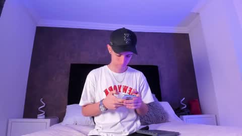 Snapshot of liiamhudson_ chatting on February 19, 1:51 am L I I A M online show from February 19, 1:51 am