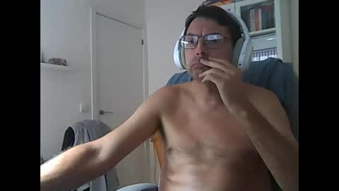 Snapshot of liongr69 chatting on October 16, 10:34 am liongr69 online show from October 16, 10:34 am