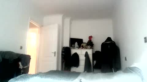 ellbee online show from September 23, 8:35 am