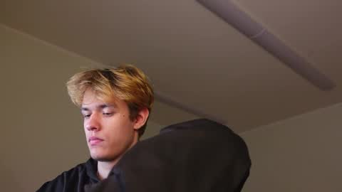 LOGAN FRASER online show from November 8, 2:53 pm