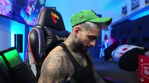 logan_hugh8 online show from February 10, 9:25 am