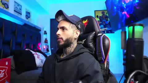 logan_hugh8 online show from February 24, 6:14 am