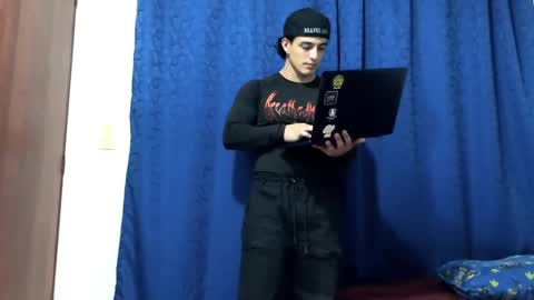 Snapshot of logan_x3 chatting on December 17, 1:50 am Logan online show from December 17, 1:50 am