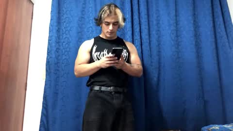 Snapshot of logan_x3 chatting on December 24, 4:22 am Logan online show from December 24, 4:22 am