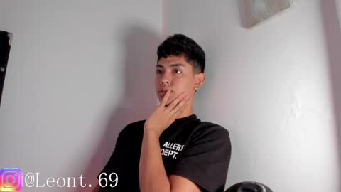 logantwink18 online show from April 22, 11:48 am