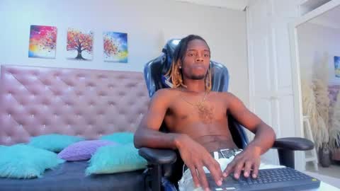 Snapshot of looganx chatting on February 13, 1:05 pm LooganX online show from February 13, 1:05 pm