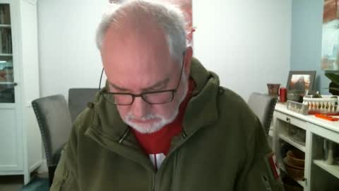 Snapshot of loop102 chatting on October 27, 12:35 am loop102 online show from October 27, 12:35 am