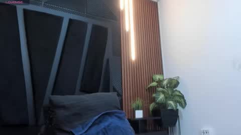  L O R E N Z O  Thumbs Up help  online show from December 2, 5:27 pm