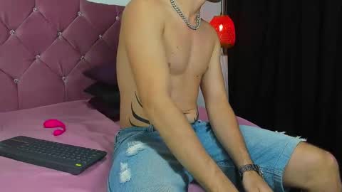 Snapshot of louis_bcasta1 chatting on February 15, 11:06 am OF louis bcasta1 online show from February 15, 11:06 am