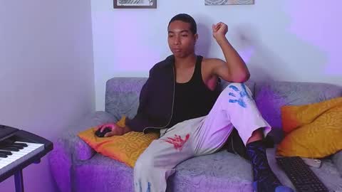 Snapshot of louis_hardstar chatting on January 19, 1:33 pm Louis Valdz online show from January 19, 1:33 pm