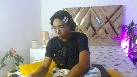 Snapshot of louis_hardstar chatting on December 9, 8:40 pm Louis Valdz online show from December 9, 8:40 pm