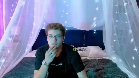 Snapshot of lucas_long_ chatting on September 14, 8:27 am lucas_long_ online show from September 14, 8:27 am