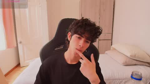 lucas_xo online show from June 3, 6:46 pm