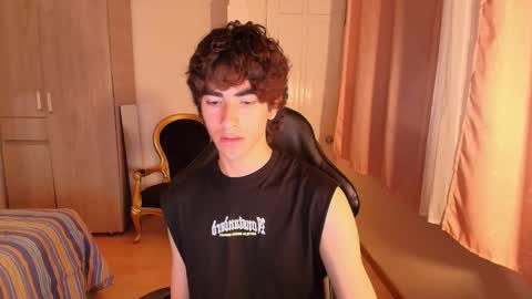 Snapshot of lucas_xo chatting on September 23, 4:23 am lucas_xo online show from September 23, 4:23 am