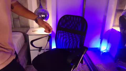 lucasthomson_ online show from June 24, 4:15 am