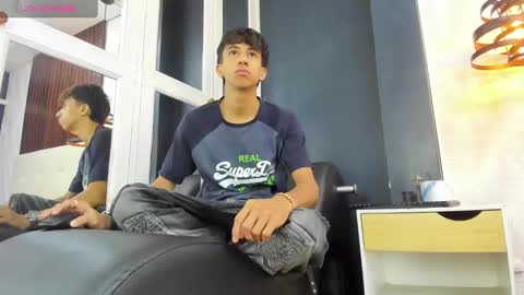 Snapshot of lucian_davi chatting on December 7, 12:56 pm Pirulo online show from December 7, 12:56 pm