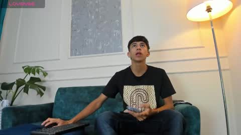 Snapshot of lucian_davi chatting on January 3, 12:30 pm Pirulo online show from January 3, 12:30 pm