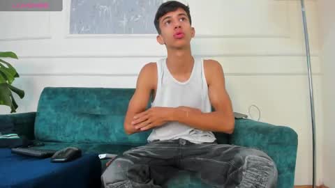 Snapshot of lucian_davi chatting on March 1, 12:12 pm Pirulo online show from March 1, 12:12 pm