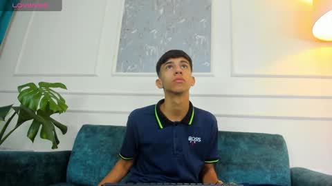 Snapshot of lucian_davi chatting on February 19, 11:49 am Pirulo online show from February 19, 11:49 am