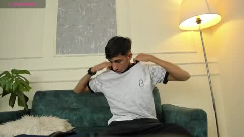Snapshot of lucian_davi chatting on March 12, 3:35 am Pirulo online show from March 12, 3:35 am
