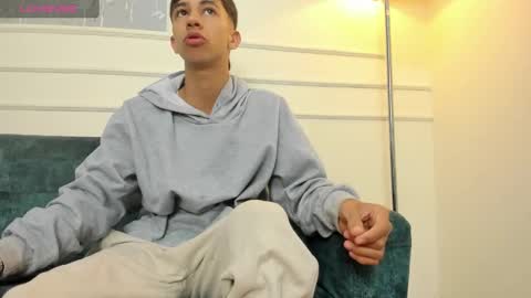 Snapshot of lucian_davi chatting on February 1, 12:16 pm Pirulo online show from February 1, 12:16 pm
