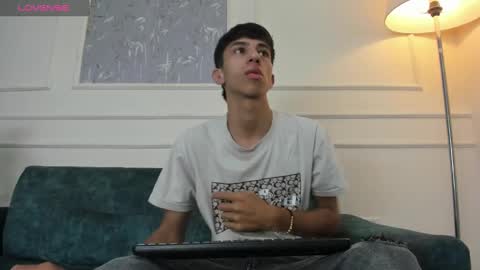 Snapshot of lucian_davi chatting on March 4, 12:01 pm Pirulo online show from March 4, 12:01 pm