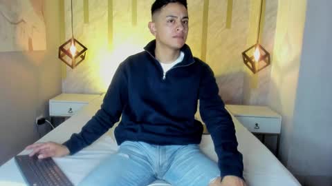 Snapshot of lucii_fer_ chatting on December 18, 10:51 am Leo online show from December 18, 10:51 am