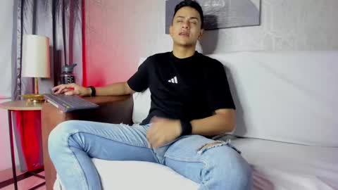 Snapshot of lucii_fer_ chatting on February 21, 11:01 am Leo online show from February 21, 11:01 am
